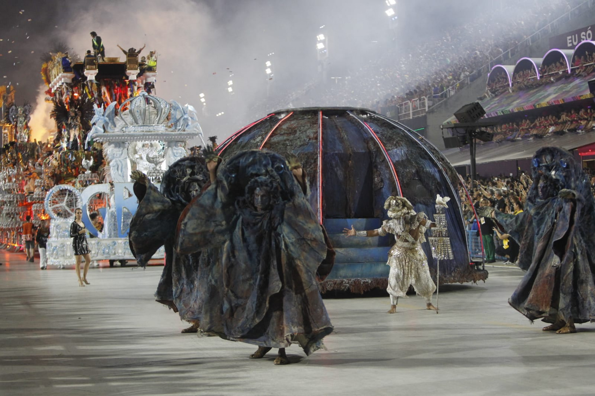 Vila Isabel foi a terceira escola a desfilar neste segundo dia do Grupo Especial - Reginaldo Pimenta / Agência O Dia
