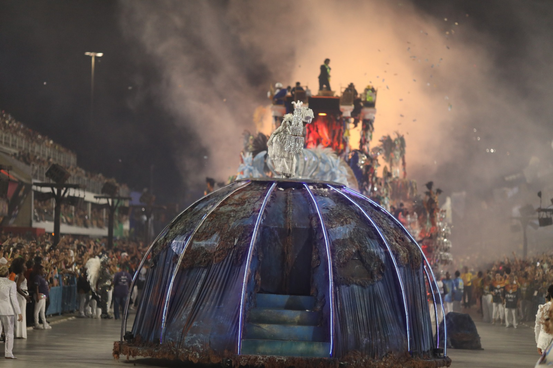 Vila Isabel foi a terceira escola a desfilar nesta segunda-feira - Pedro Ivo / Agência O Dia