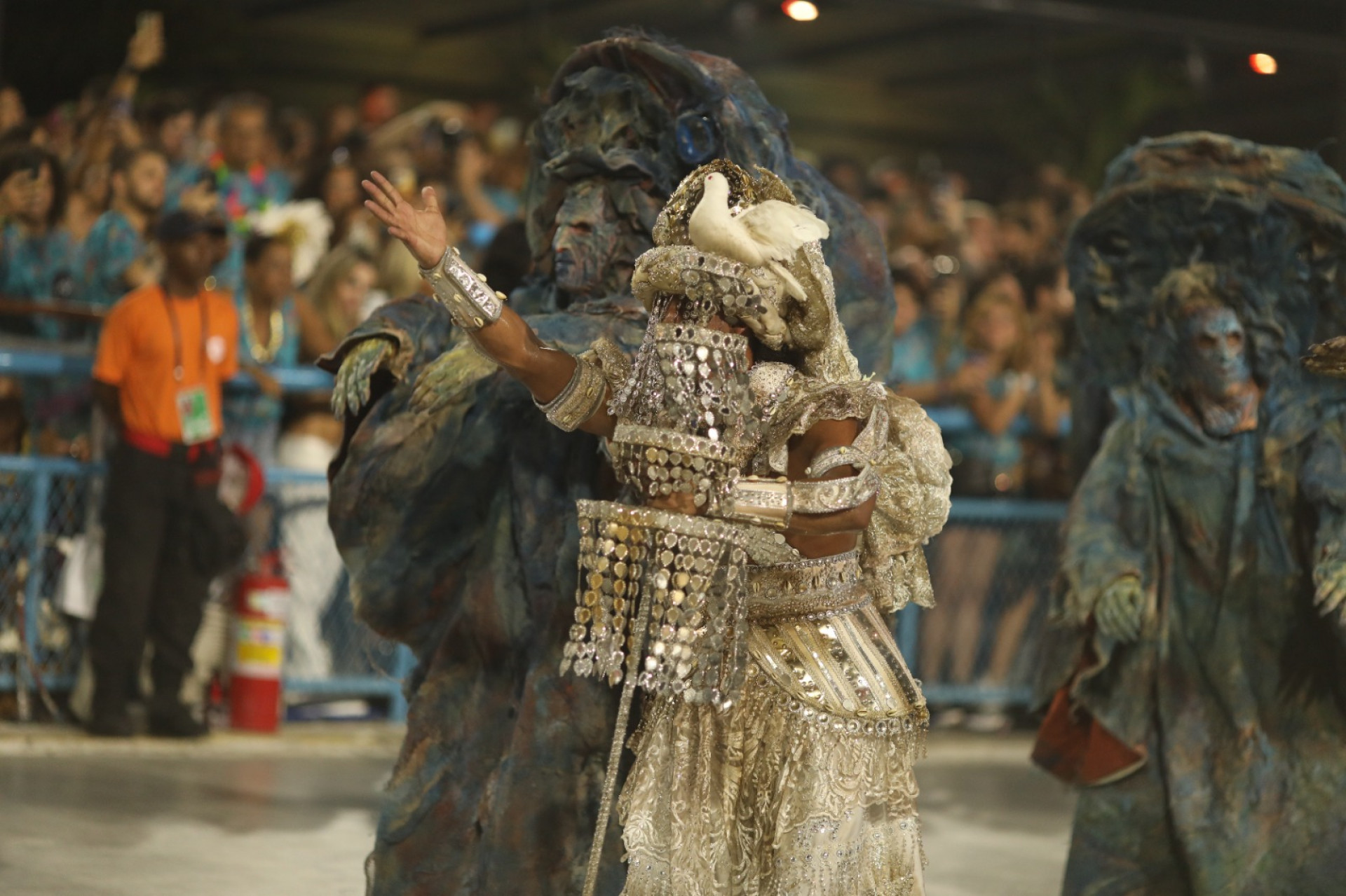 Vila Isabel foi a terceira escola a desfilar nesta segunda-feira - Pedro Ivo / Agência O Dia