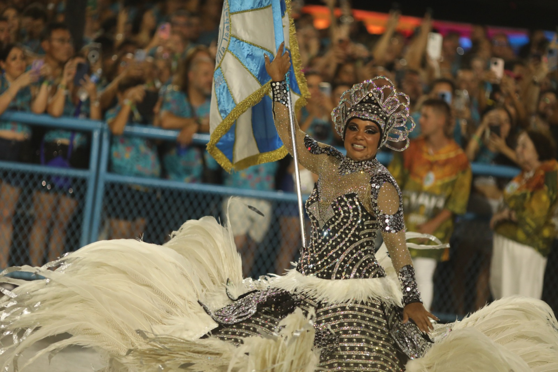 Vila Isabel foi a terceira escola a desfilar nesta segunda-feira - Pedro Ivo / Agência O Dia