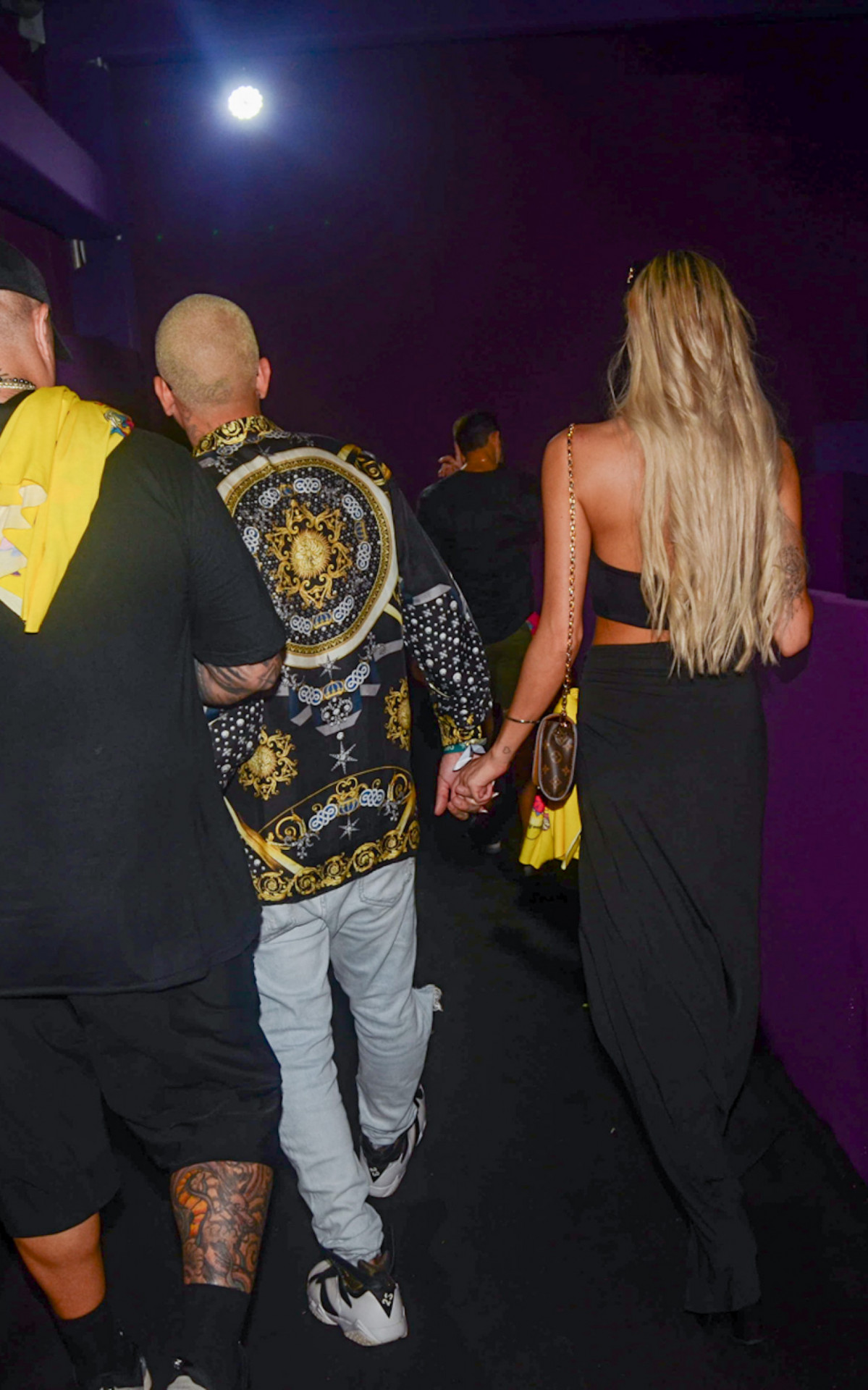 MC Guimê troca beijos com loira em festa de Carnaval em São Paulo