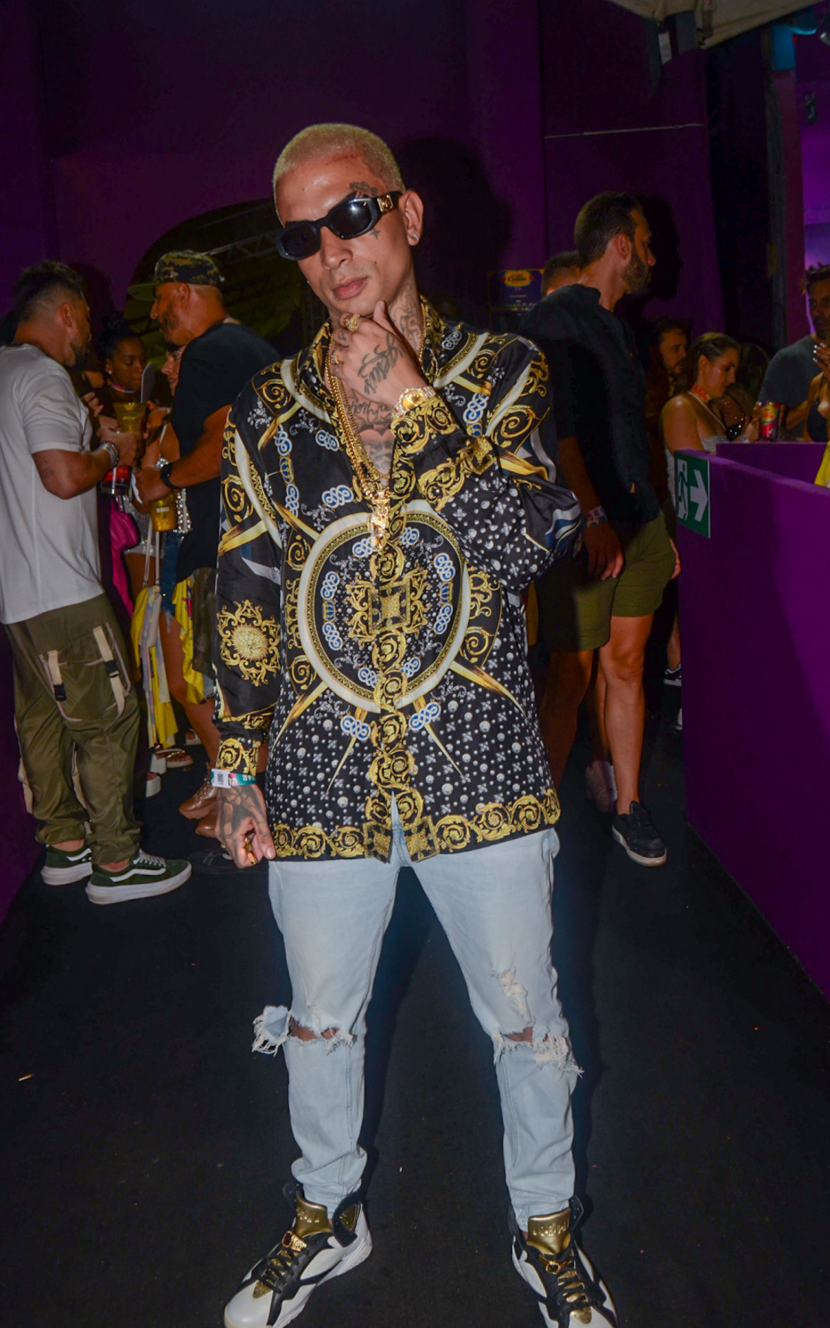 MC Guimê troca beijos com loira em festa de Carnaval em São Paulo