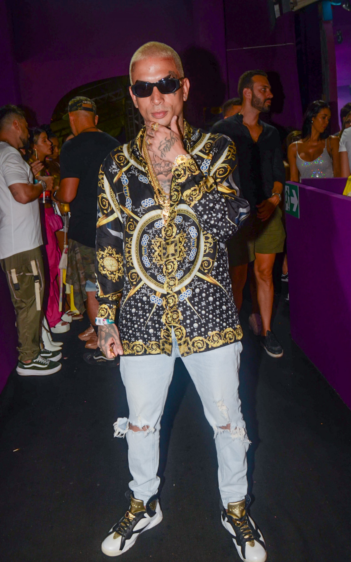 MC Guimê troca beijos com loira em festa de Carnaval em São Paulo