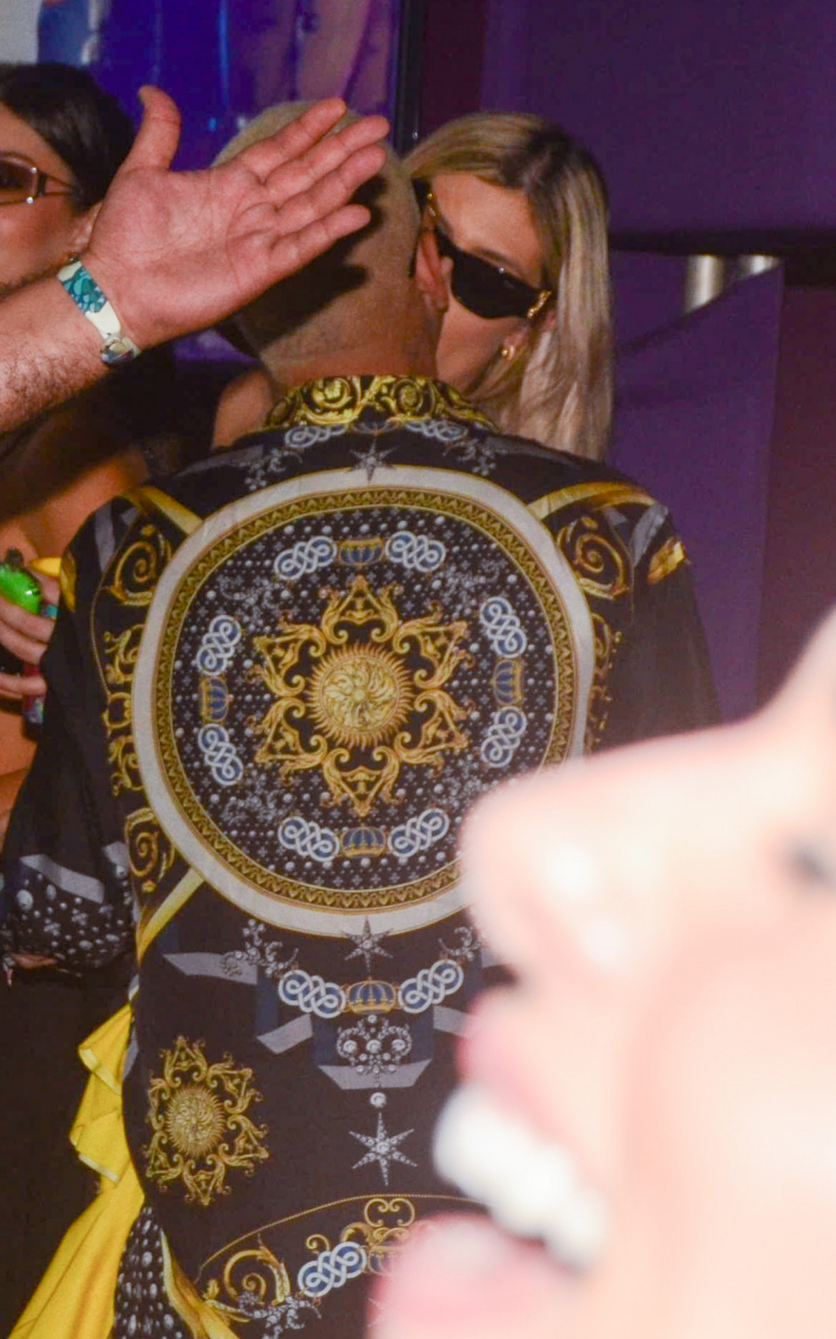 MC Guimê troca beijos com loira em festa de Carnaval em São Paulo