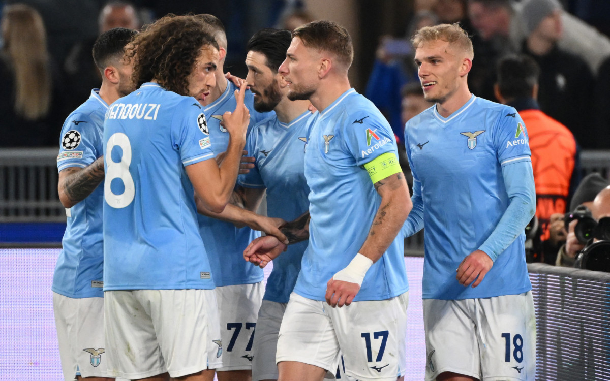 Jogadores da Lazio celebram gol no jogo contra o Bayern de Munique