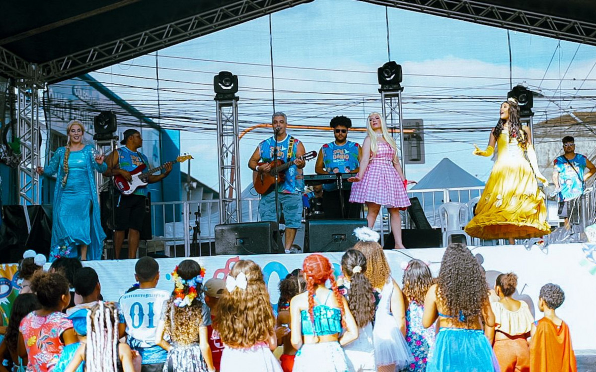 Banda e personagens animaram o público em Nilópolis