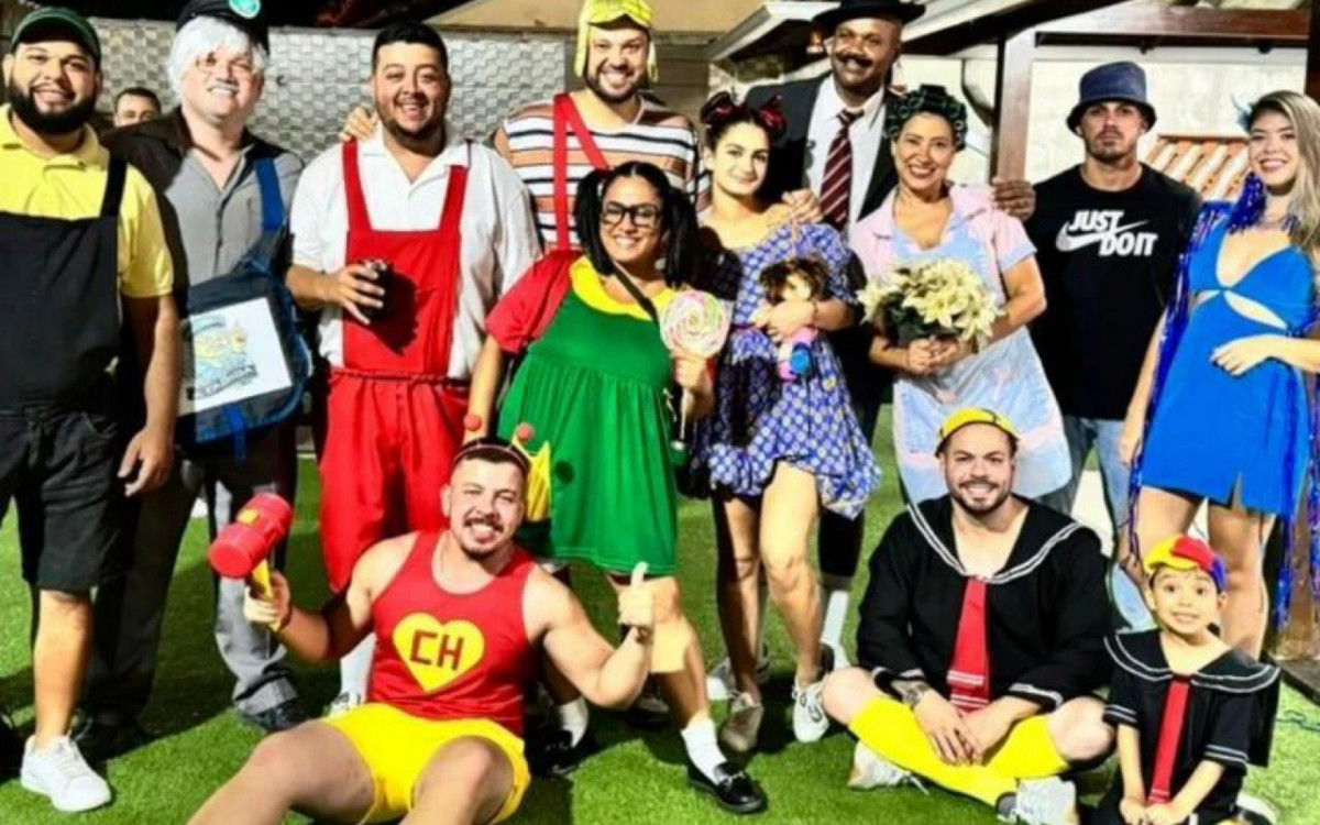 No carnaval tem muita gente que curte comemorar fantasiada; ao fundo, aparece o deputado estadual do RJ Júlio Rocha vestido de \