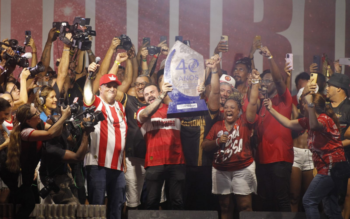 Diretoria da Viradouro levanta taça em quadra lotada em Niterói