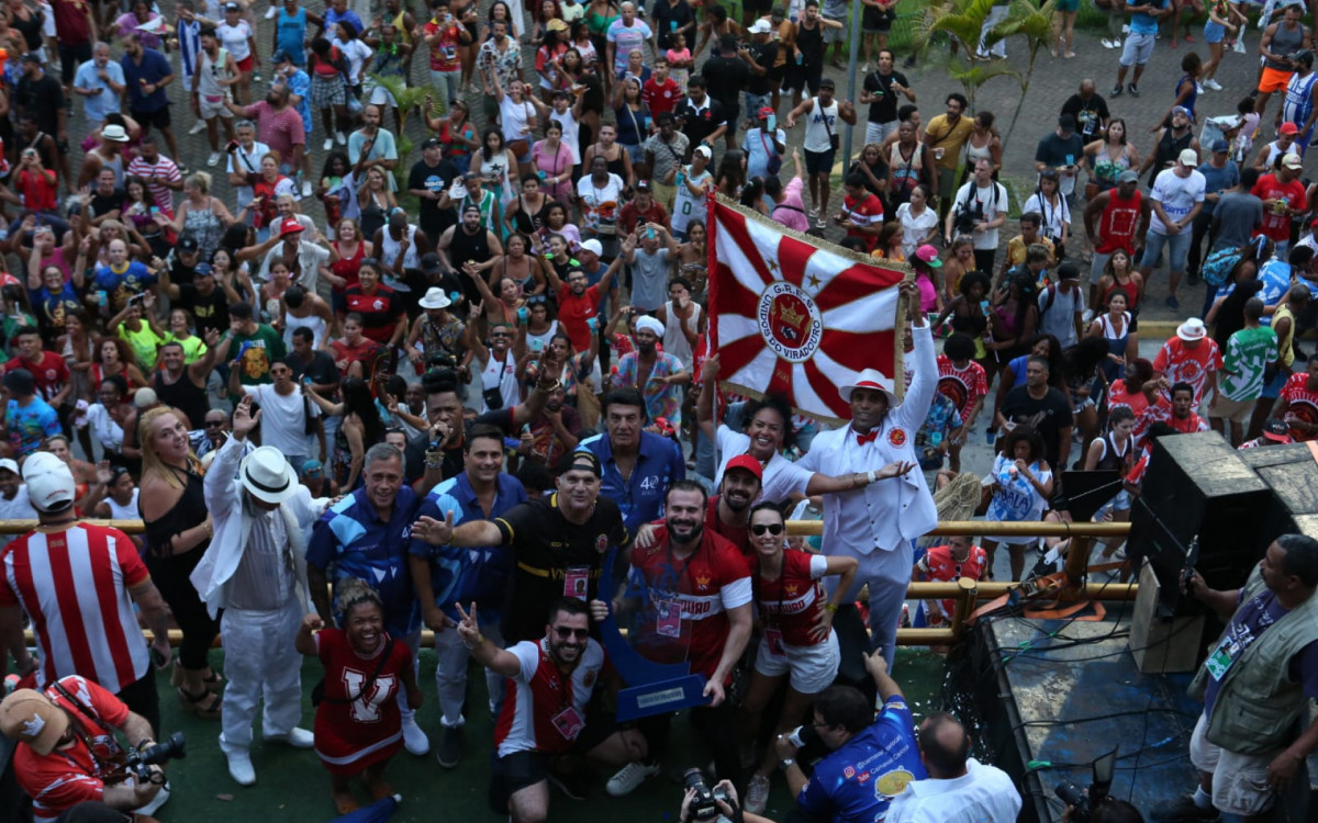 Trio da diretoria da Viradouro conduziu comemorações pelo título