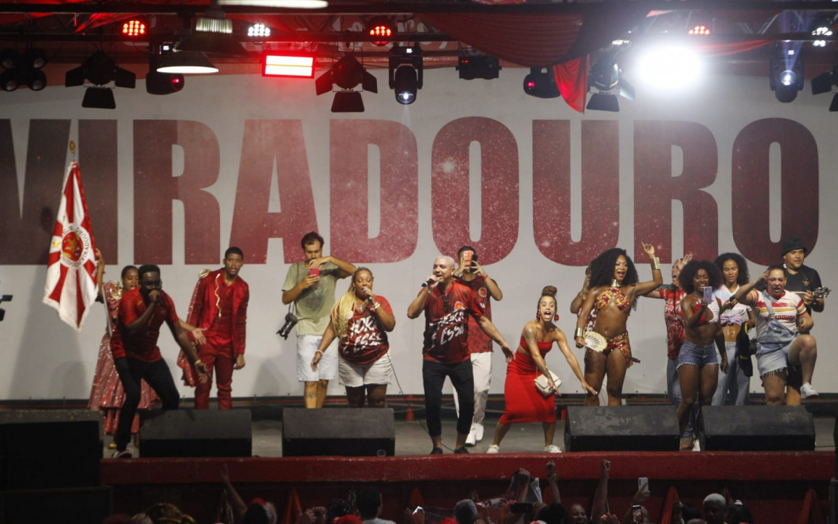 Integrantes da Unidos da Viradouro vibram em comemoração do título na quadra da escola em Niterói