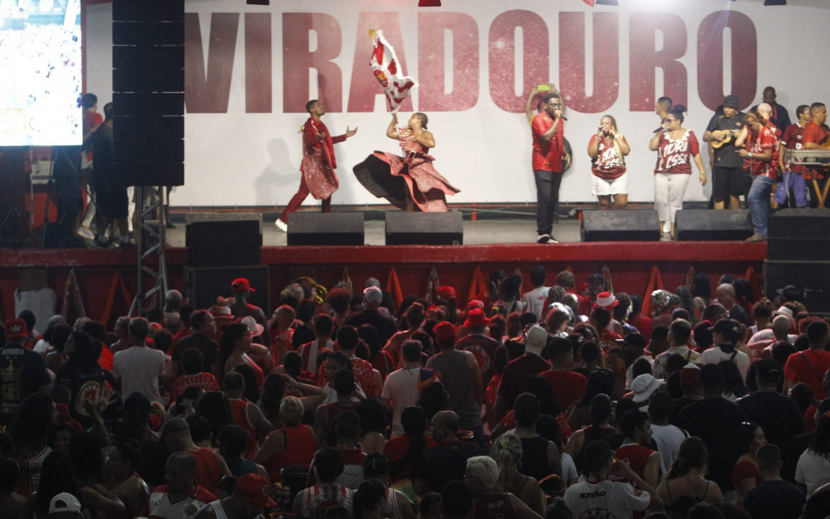 T&iacute;tulo da Viradouro leva multid&atilde;o &agrave; quadra da Vermelha e Branca em Niter&oacute;i, Regi&atilde;o Metropolitana do Rio