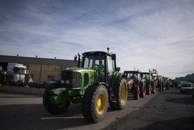 Agricultores espanhóis continuam protesto e causam suspensão de prova de ciclismo no sul do país