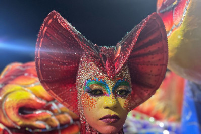 Equipe da Viradouro maquiou cerca de 600 pessoas em três horas para desfile na Sapucaí