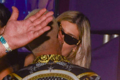 MC Guimê beija loira em festa em São Paulo