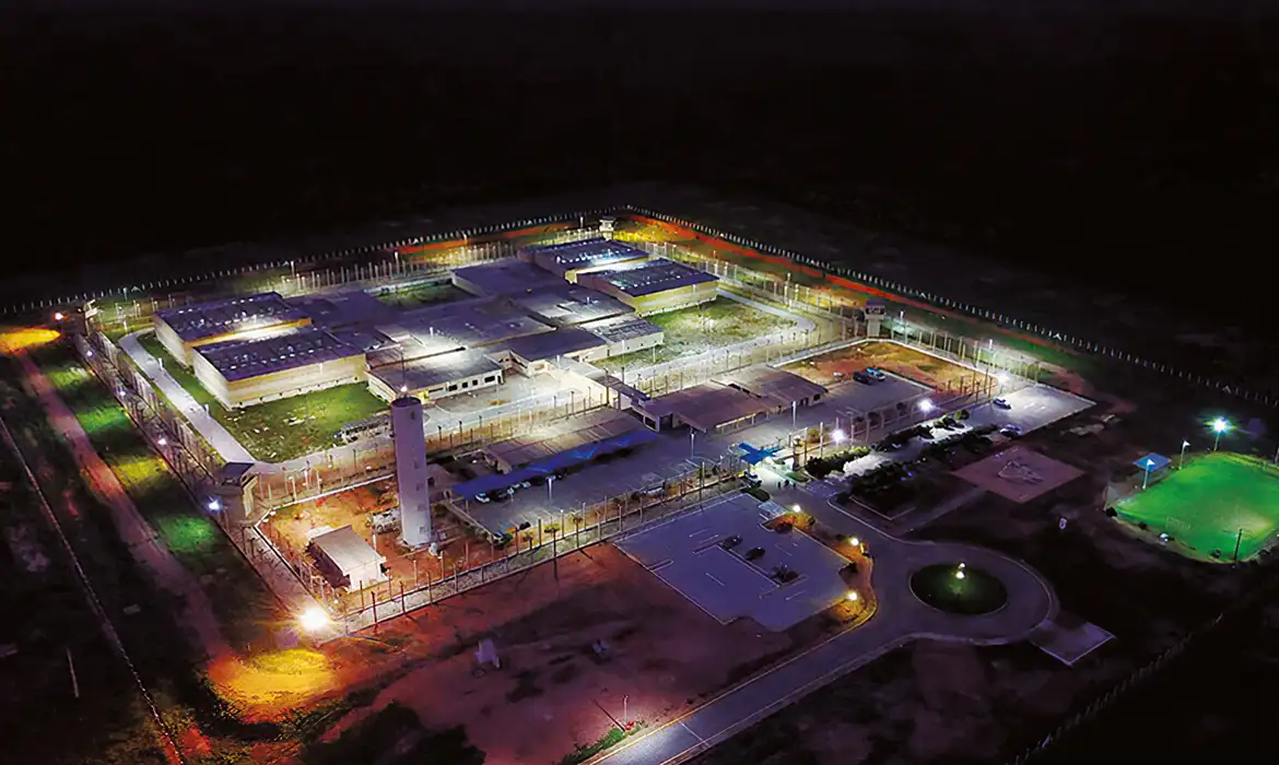 Lewandowski afasta direção de presídio onde houve fuga e declara intervenção federal na unidade