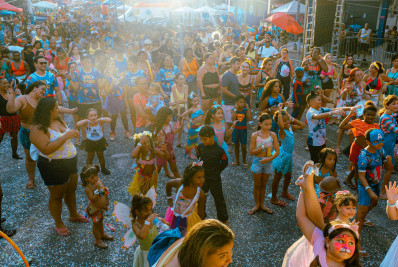 Bailes para adultos e crianças foram sucesso no 'Carnaval Solidário' de Nilópolis