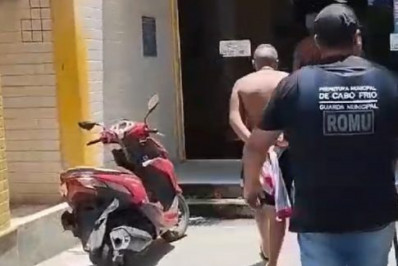 Homem é preso com moto com placa encoberta em Cabo Frio