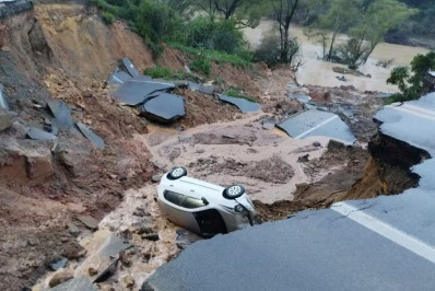 Carro com idosos cai em cratera aberta em rodovia após deslizamento