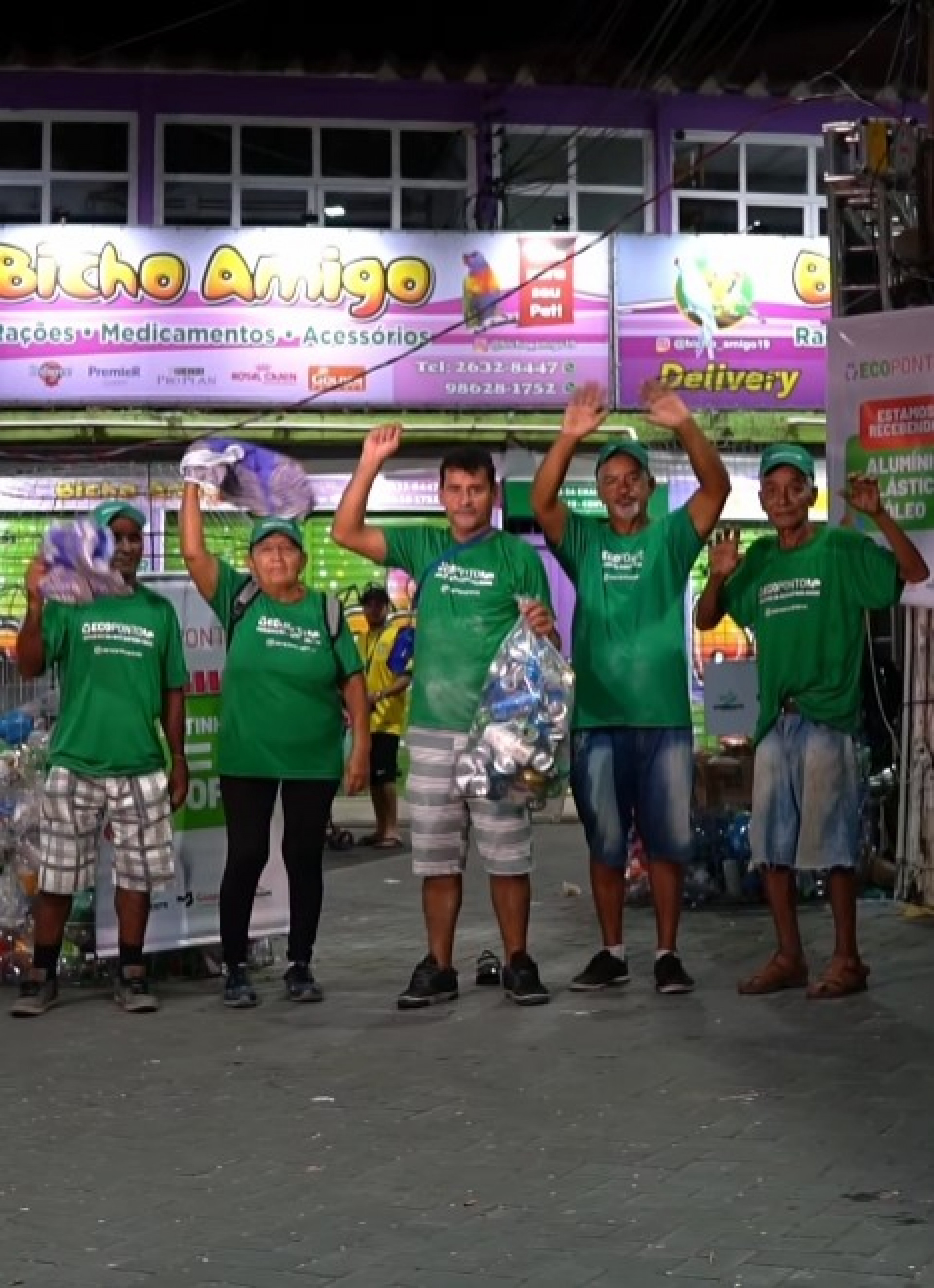 Carnaval sustentável: catadores de materiais recicláveis receberam descartáveis deixados pelos foliões em Guapimirim
