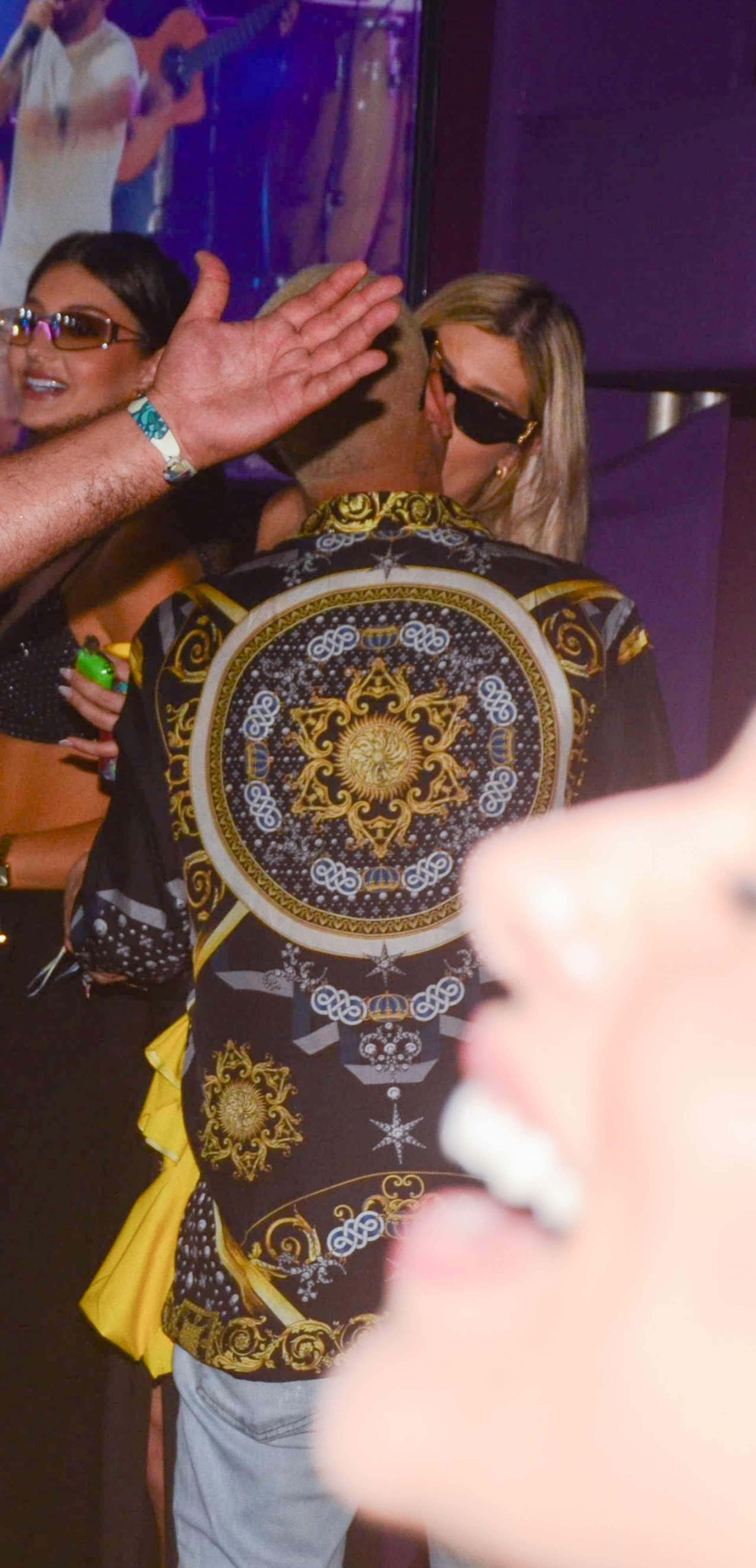 MC Guimê troca beijos com loira em festa de Carnaval em São Paulo - Araujo / Agnews