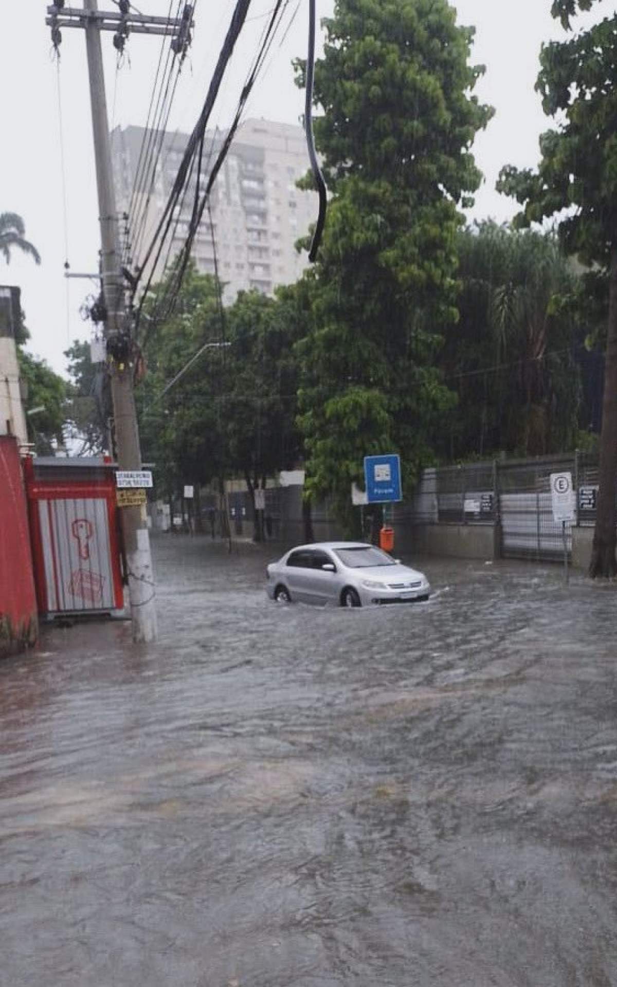 Avenida Dr Mário Guimarães, no Centro de Nova Iguaçu, nesta quinta-feira (15) - Reprodução/Redes sociais