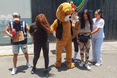 Vídeo: policial se disfarça de urso de pelúcia para prender traficantes no Peru