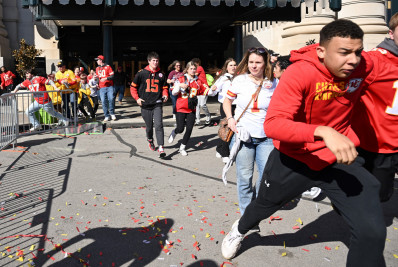 Dois adolescentes são indiciados após tiroteio no desfile do Super Bowl