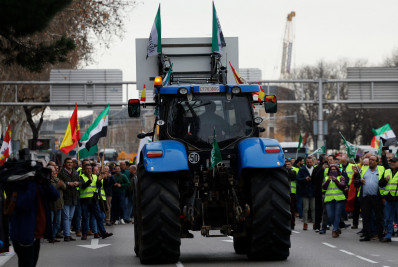 Agricultores protestam com tratores no centro de Madri
