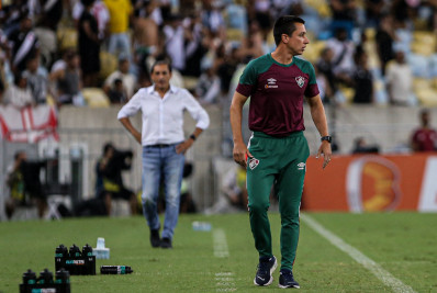 Auxiliar do Fluminense critica arbitragem em clássico: 'Atrapalhou no nosso melhor momento'