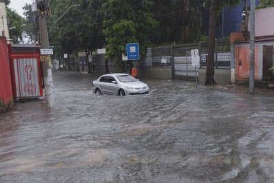Forte chuva causa alagamentos na Baixada e capital do Rio