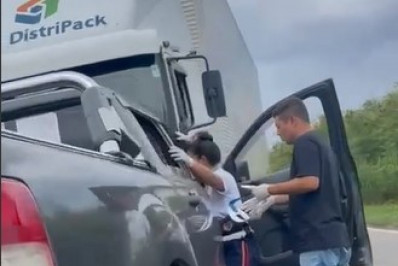 Acidente entre carro e caminhão deixa dois feridos em Arraial do Cabo