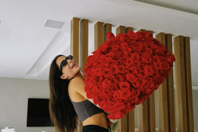 Jade Picon compartilha cliques de momentos especiais em fevereiro