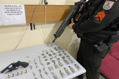 Suspeitos de tráfico abandonam arma e drogas após chegada da PM, em Volta Redonda