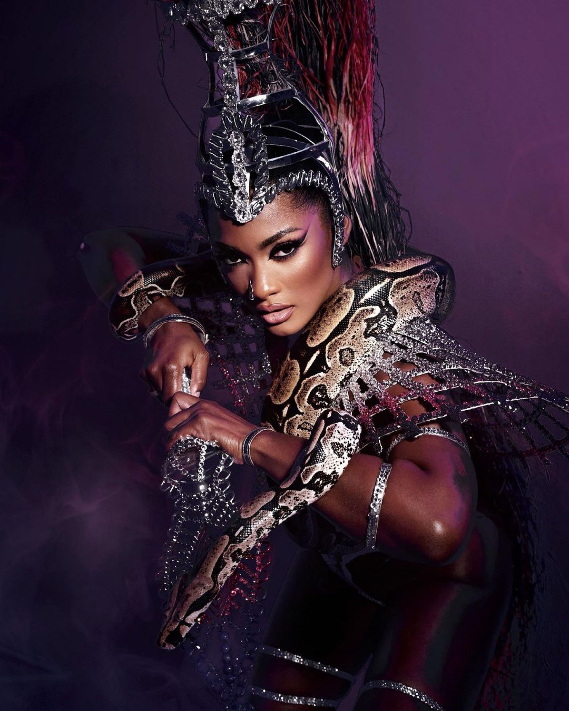 Erika Januza arrasa em ensaio de fotos com serpente, a protagonista do enredo da Unidos do Viradouro - Reprodução/Instagram/Guilherme Lima