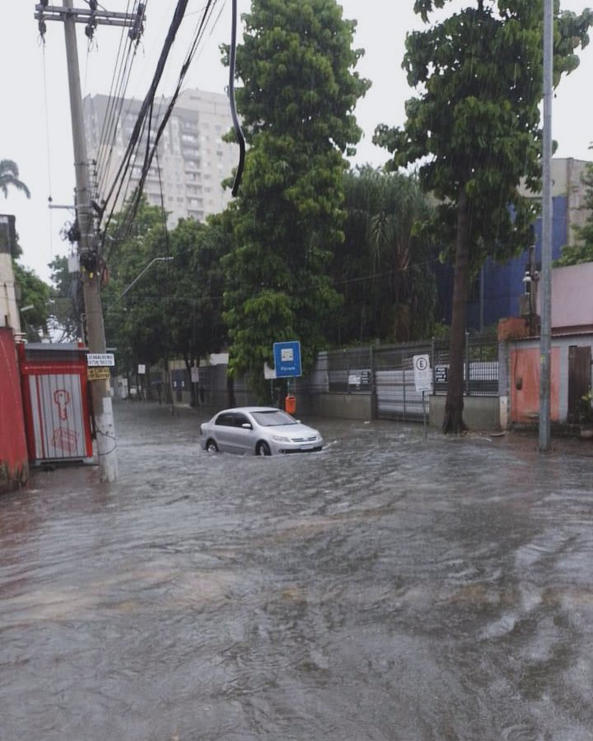 Avenida Dr Mário Guimarães, no Centro de Nova Iguaçu, nesta quinta-feira (15)