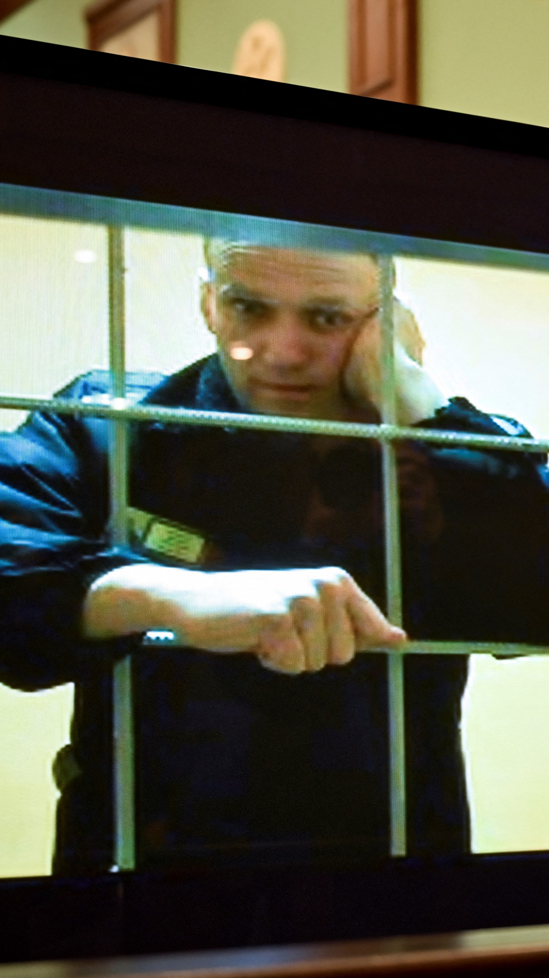 "O que voc&ecirc; acha que acontece quando ele diz que n&atilde;o se trata de machucar Navalny, todas as coisas que ele diz para racionalizar o tratamento de Navalny, e ent&atilde;o ele morre na pris&atilde;o?", seguiu
