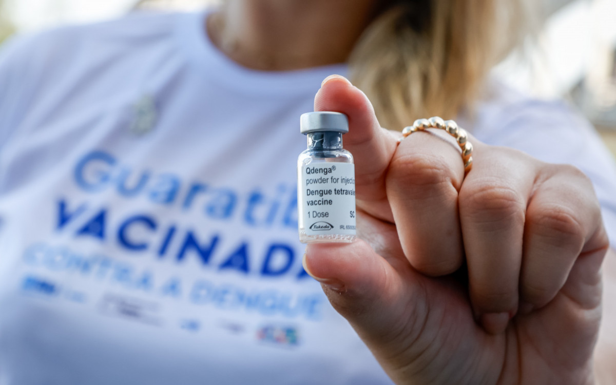 Vacinas contra a dengue vêm sendo aplicadadas em todo o país