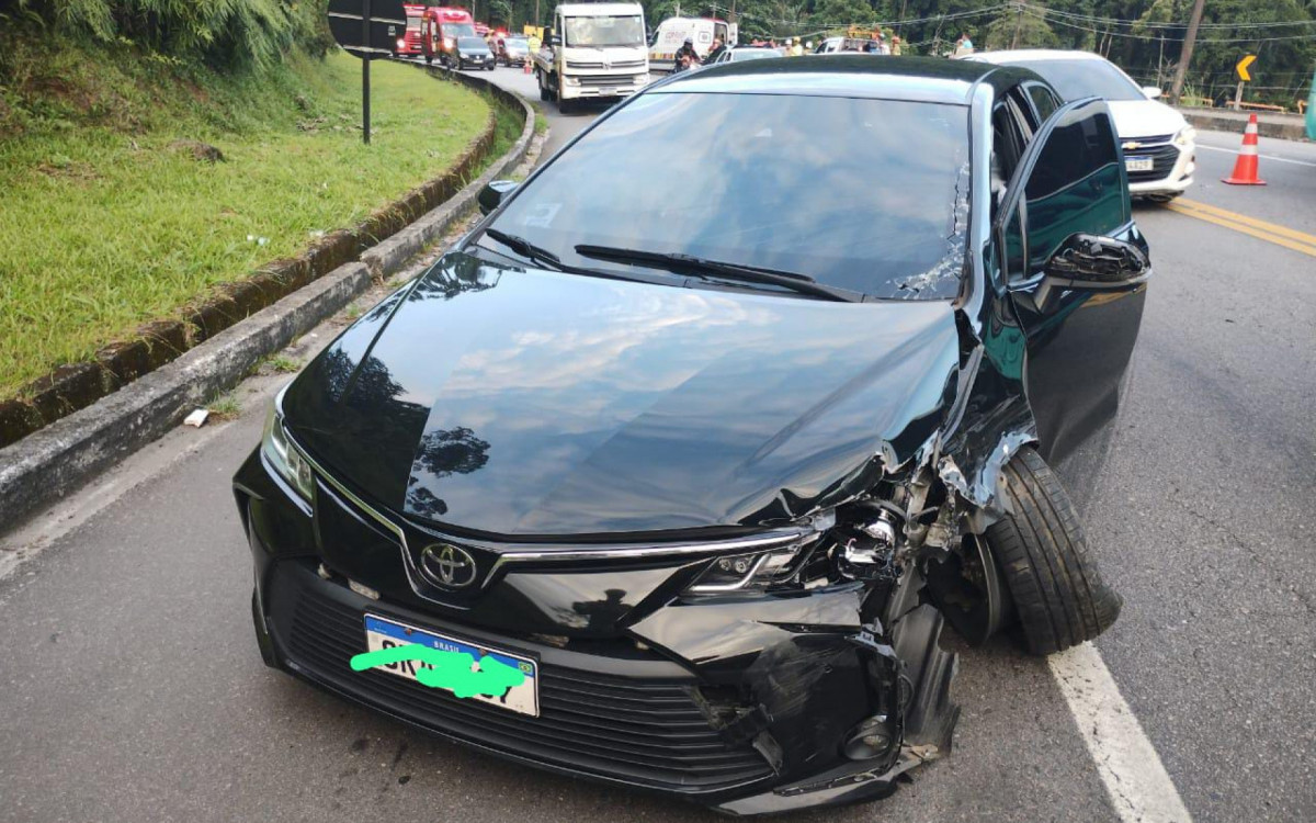 Um dos veículos envolvidos lateral toda amassada