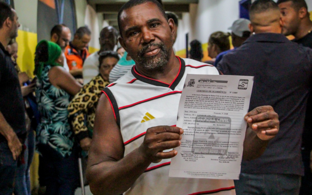 Morador do Parque Amorim, Adilson de Souza, foi um dos primeiros a entregar documentos e receber o laudo