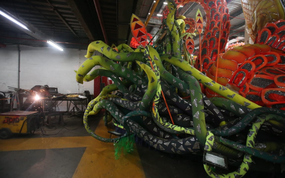 Últimos ajustes nos carros alegóricos antes do desfile das campeãs neste sábado (17)