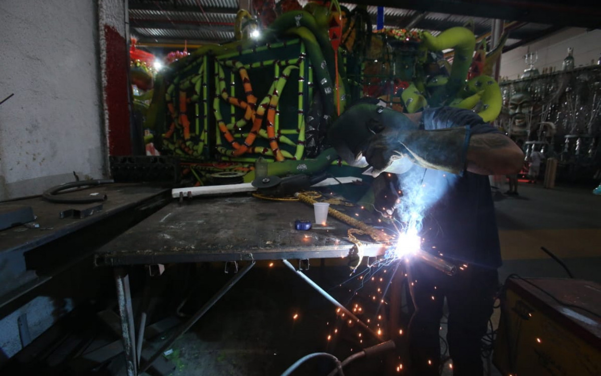 Ferreiro da Viradouro, Lucas dos Santos, fazendo os últimos ajustes no barracão