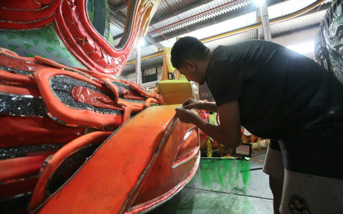 Felipe Stein é aderecista da Viradouro há dois anos