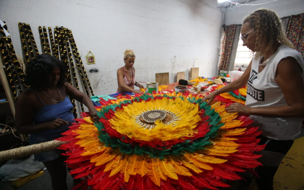 Aderecista Deborah Gaia, de 54 anos, que está na agremiação há oito anos