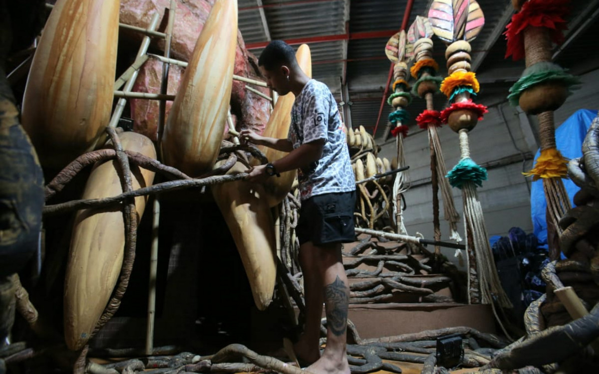 Responsável pelos adereços da escola, Ícaro Daividy Silva, de 25 anos, considera a Grande Rio uma família