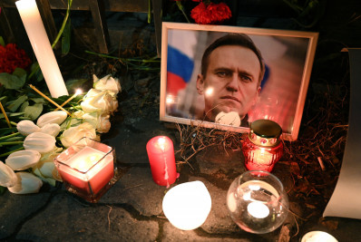 Polícia de Putin prende 40 manifestantes por homenagens a Navalny na Rússia
