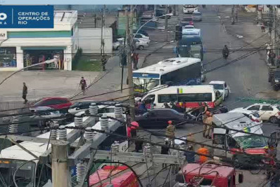 Acidente entre van e ônibus deixa duas pessoas mortas e quatro feridas em Santa Cruz