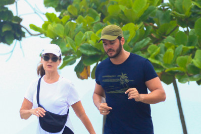 Fátima Bernardes e Túlio Gadêlha se exercitam na orla do Rio