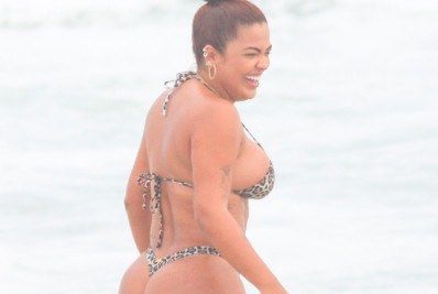 Ex-BBB Paula Freitas exibe o bumbum na nuca em praia da Zona Oeste do Rio