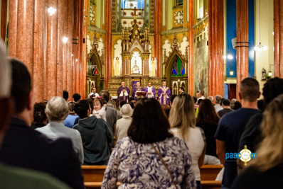 Missas em Petrópolis relembram vítimas da tragédia de 2022