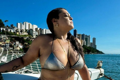 De biquíni, Preta Gil curte passeio de barco em Salvador